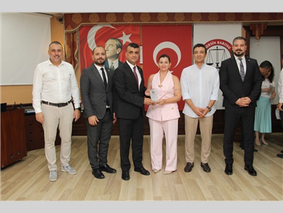 BAROMUZA VE MESLEĞİMİZE GÜÇ KATAN EMEKTAR AVUKATLARIMIZA PLAKET TAKDİM EDİLDİ