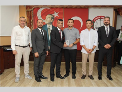 BAROMUZA VE MESLEĞİMİZE GÜÇ KATAN EMEKTAR AVUKATLARIMIZA PLAKET TAKDİM EDİLDİ