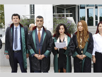 MERSİN BAROSU, CİNSİYETÇİ SÖYLEMLERE KARŞI SUÇ DUYURUSUNDA BULUNDU