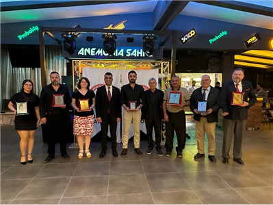ANAMUR'  DA GÖREV YAPAN AVUKATLIK MESLEĞİNİN DUAYENLERİNE PLAKET TAKDİM EDİLDİ