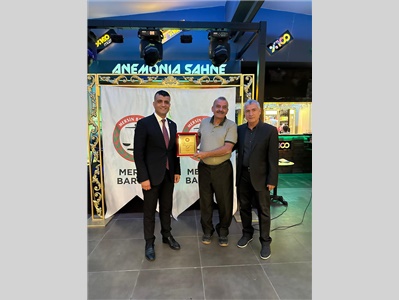 ANAMUR'  DA GÖREV YAPAN AVUKATLIK MESLEĞİNİN DUAYENLERİNE PLAKET TAKDİM EDİLDİ