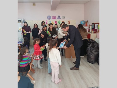 ÇOCUK HAKLARI MERKEZİMİZ, ÇOCUKLARI HEDİYELERLE SEVİNDİRDİ