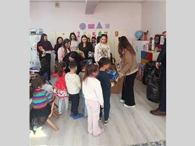 ÇOCUK HAKLARI MERKEZİMİZ, ÇOCUKLARI HEDİYELERLE SEVİNDİRDİ