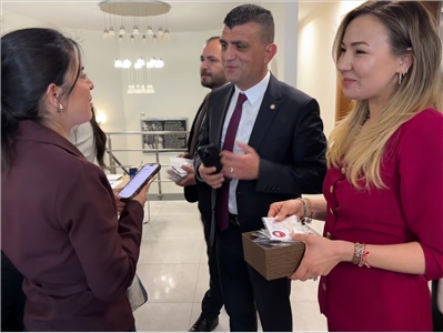 TARSUS’TA AVUKATLARIMIZA ÜRETİCİ KADINLARIN EL EMEĞİ HEDİYE EDİLDİ