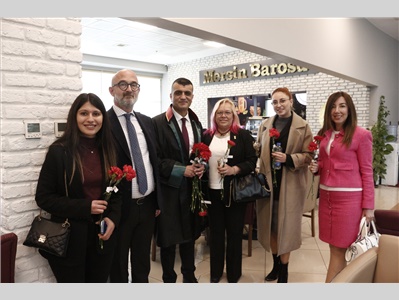 BAŞKANIMIZ AV. GAZİ ÖZDEMİR, AVUKATLARIMIZA ÇİÇEK TAKDİM ETTİ