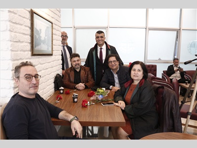 BAŞKANIMIZ AV. GAZİ ÖZDEMİR, AVUKATLARIMIZA ÇİÇEK TAKDİM ETTİ