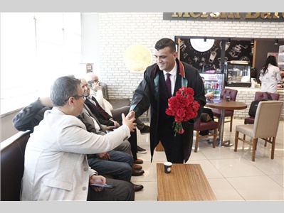 BAŞKANIMIZ AV. GAZİ ÖZDEMİR, AVUKATLARIMIZA ÇİÇEK TAKDİM ETTİ