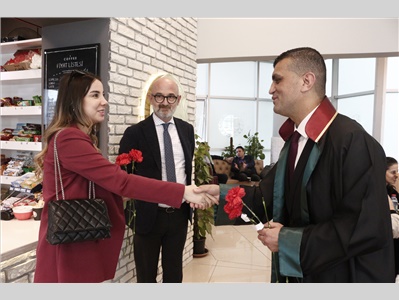 BAŞKANIMIZ AV. GAZİ ÖZDEMİR, AVUKATLARIMIZA ÇİÇEK TAKDİM ETTİ