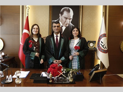 BAŞKANIMIZ AV. GAZİ ÖZDEMİR, AVUKATLARIMIZA ÇİÇEK TAKDİM ETTİ