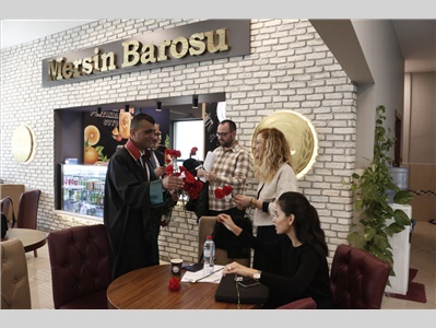 BAŞKANIMIZ AV. GAZİ ÖZDEMİR, AVUKATLARIMIZA ÇİÇEK TAKDİM ETTİ