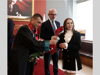 BAŞKANIMIZ AV. GAZİ ÖZDEMİR, AVUKATLARIMIZA ÇİÇEK TAKDİM ETTİ