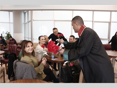 BAŞKANIMIZ AV. GAZİ ÖZDEMİR, AVUKATLARIMIZA ÇİÇEK TAKDİM ETTİ