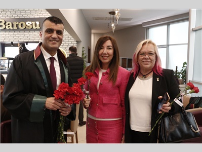 BAŞKANIMIZ AV. GAZİ ÖZDEMİR, AVUKATLARIMIZA ÇİÇEK TAKDİM ETTİ