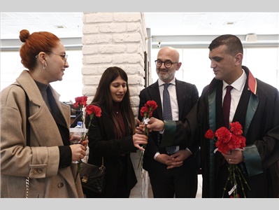 BAŞKANIMIZ AV. GAZİ ÖZDEMİR, AVUKATLARIMIZA ÇİÇEK TAKDİM ETTİ