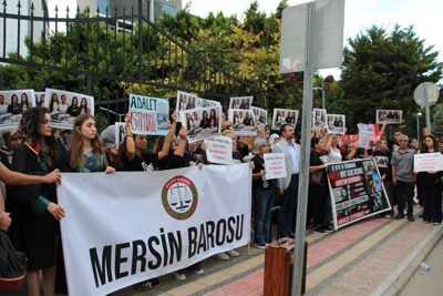 ÇOCUK HAKLARI MERKEZİMİZ, MERSİN’DE DÖRT GENCİN HAYATINI KAYBETTİĞİ KAZANIN İKİNCİ DURUŞMASINA KATILDI