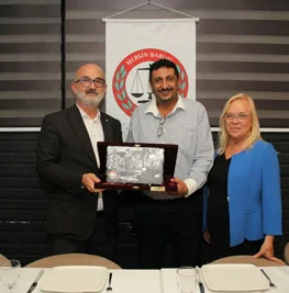BARO BAŞKANIMIZA, YÖNETİM KURULUMUZA VE KURULLARDA GÖREV ALAN AVUKATLARIMIZA TEŞEKKÜR PLAKETİ
