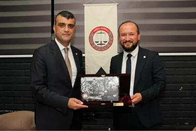 BARO BAŞKANIMIZA, YÖNETİM KURULUMUZA VE KURULLARDA GÖREV ALAN AVUKATLARIMIZA TEŞEKKÜR PLAKETİ