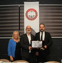 BARO BAŞKANIMIZA, YÖNETİM KURULUMUZA VE KURULLARDA GÖREV ALAN AVUKATLARIMIZA TEŞEKKÜR PLAKETİ