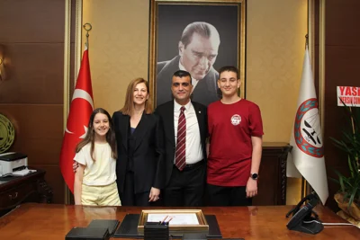 BAŞKANIMIZ AV. GAZİ ÖZDEMİR’E, AİLESİ VE MESLEKTAŞLARINDAN TEBRİK ZİYARETİ